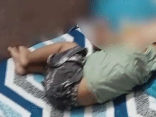 दिल्ली में पिता ने बच्चे पर बाल्टी भरकर डाला पानी:मानसिक रूप से बीमार, पुलिस ने युवक को पुनर्वास केंद्र भेजा