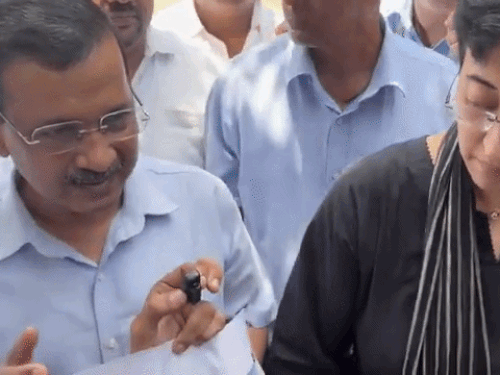 केजरीवाल बोले- BJP का रवैया अंग्रेजों से भी ज्यादा तानाशाह:AAP संयोजक ने कहा- कारापुर को बिल्डर्स के हवाले कर बर्बाद करना चाहती है सरकार