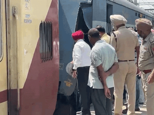लुधियाना में वैष्णो देवी जा रही ट्रेन में हादसा:टॉयलेट टूटा, डिब्बे अलग हुए, यात्रियों में अफरातफरी; दिल्ली से रवाना हुई थी कटरा स्पेशल ट्रेन