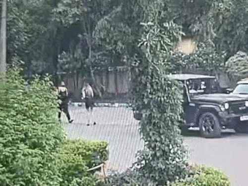 दिल्ली पुलिस के सिपाही ने एक्स-गर्लफ्रेंड को बाल पकड़कर घसीटा,VIDEO:गुरुग्राम में बीच सड़क थप्पड़ मारे, थार से घर का गेट तोड़ा; ब्रेकअप से नाराज था