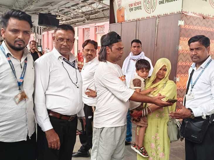 पठानकोट-दिल्ली एक्सप्रैस में माता-पिता से बिछड़ा 3 साल का मासूम:जनरल से 4 डिब्बे पार कर एसी कोच में चला गया था बच्चा, रेलवे स्टाफ ने एक घंटा मशक्कत कर परिवार से मिलाया