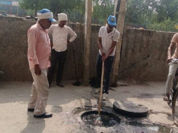 दिल्ली के नरेला में सफाई का मेगा ड्राइव:मानसून पूर्व नालों की डी-सिल्टिंग, गार्बेज पॉइंट्स की सफाई की, पौधारोपण भी किया
