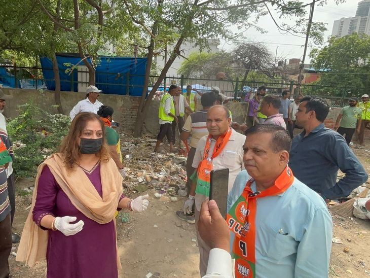 दिल्ली के 12 जोन में स्वच्छता का महा-अभियान शुरू:एमसीडी का मेगा सैनिटेशन, 20 जून तक चलेगा, सांसद-विधायक ने उठाया कूड़ा