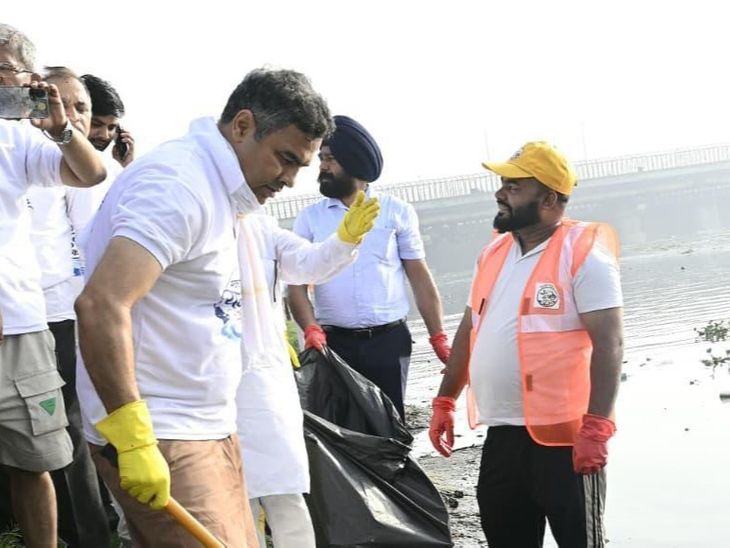 दिल्ली में मां यमुना तट स्वच्छता अभियान:28 घाटों से हटाया 116.6 मीट्रिक टन कचरा; मंत्री बोले-यमुना केवल नदी नहीं, दिल्ली की आस्था है