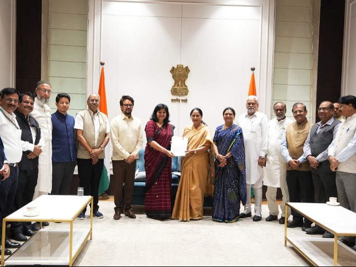 दिल्ली सचिवालय पहुंची संयुक्त संसदीय समिति:सीएम रेखा से की मुलाकात, संविधान संशोधन और जम्मू-कश्मीर पुनर्गठन से जुड़े विधेयकों पर चर्चा; दस्तावेज सौंपे