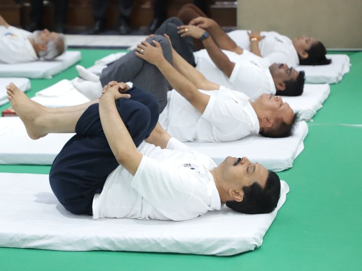 दिल्ली यूनिवर्सिटी में विदेशी छात्रों ने किया योग:मानवता के लिए योग को बताया भारत की महान देन, हेल्थी एजिंग थीम पर हुआ आयोजन