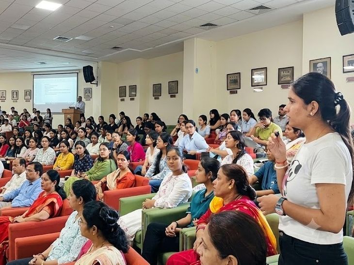 मिरांडा हाउस कॉलेज में छात्राओं ने पूछे तीखे सवाल:दो दिन में 800 से ज्यादा रजिस्ट्रेशन, सुविधाओं और कोर्स चयन पर मिली सही जानकारी