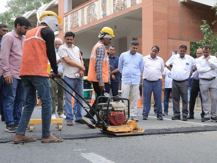 दिल्ली में बारिश से पहले सड़कें होंगी गड्ढामुक्त:एक दिन में 2,000 से अधिक गड्ढों का लक्ष्य; मंत्री प्रवेश ने किया निरीक्षण