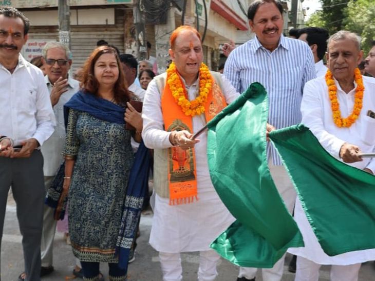 दिल्ली के रोहिणी में सफाई होगी और तेज:35 नए हाईटेक वाहन शामिल किए, कूड़ा मैनेजमेंट होगा सुपरफास्ट; मेयर ने दिखाई हरी झंडी