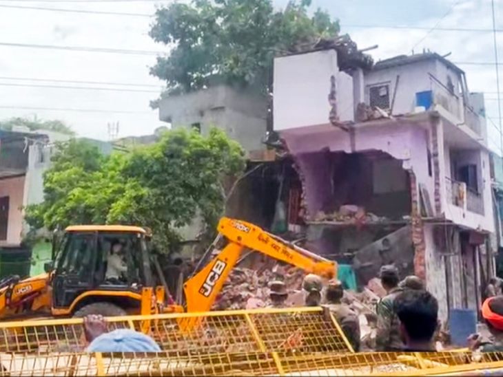 वेस्ट दिल्ली में बुल्डोजर एक्शन, पक्के मकान और झुग्गियां ढहाईं:मानसून से पहले एमसीडी की नाले पर बने अवैध निर्माण पर बड़ी कार्रवाई