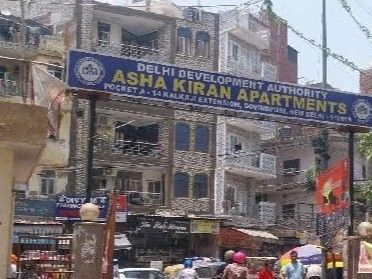 दिल्ली में 10वीं मंजिल से गिरकर बच्ची की मौत:उठने के बाद मां को तलाश रही थी; लोगों बोले-जाली होती तो जान बच जाती