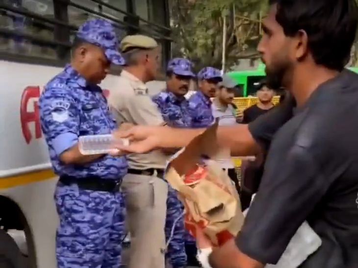 पुलिसवालों को आंदोनलकारियों ने पानी की बोतल दी:जंतर-मंतर पर पहुंचे सुरक्षाकर्मियों के साथ स्टूडेंट्स का अच्छा बर्ताव, घूम-घूमकर सभी को दी