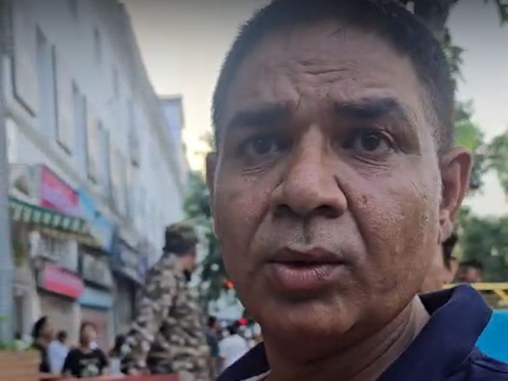 पुलिसवाले को देख पिता बोला-बच्चों को मारोगे:जंतर-मंतर के छात्र आंदोलन में पहुंचे एक बच्चे के पिता ने पुलिस से किया सवाल