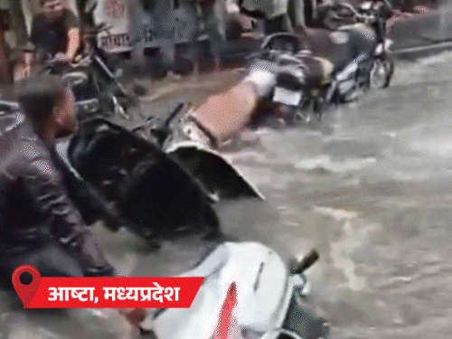 एमपी-यूपी, महाराष्ट्र में बारिश से सड़कें डूबीं:कार-बाइकें बहीं, जीआरपी थाने में पानी घुसा; बिहार-झारखंड में बिजली गिरने से 5 की मौत
