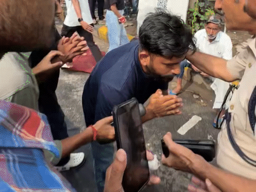 कॉकरोच पार्टी फाउंडर दीपके ने पुलिस के पैर पकड़े:जंतर-मंतर पर टेंट लगाने की इजाजत मांगी, कहा- हड़ताली छात्रों को बारिश से बचाना है