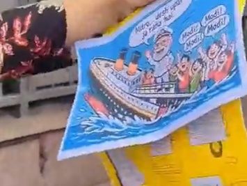 ब्लिंकिट से पोस्टर मंगा रहे प्रदर्शनकारी:दिखाया- पीएम बोल रहे देश ऊपर जा रहा, जनता समुद्र में डूब रही