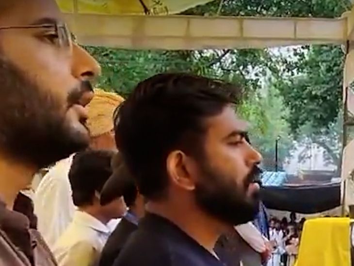 प्रोटेस्ट में बारिश बेअसर:दीपके समेत प्रदर्शनकारियों ने तिरपाल में खड़े होकर राष्ट्रगान गाया, 'भारत माता की जय' का नारा