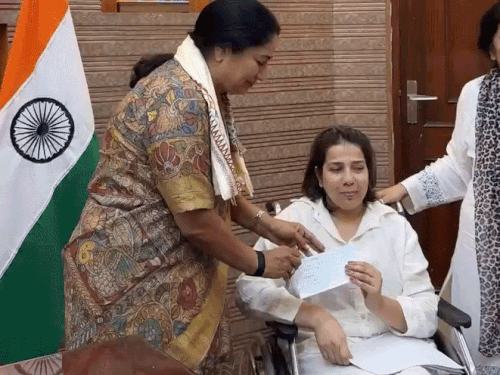 दिल्ली CM रेखा गुप्ता ने जरूरतमंद परिवारों को दी सहायता:बोलीं- मुश्किल घड़ी में सरकार आपके साथ; व्हीलचेयर पर आईं महिला का हाल जाना
