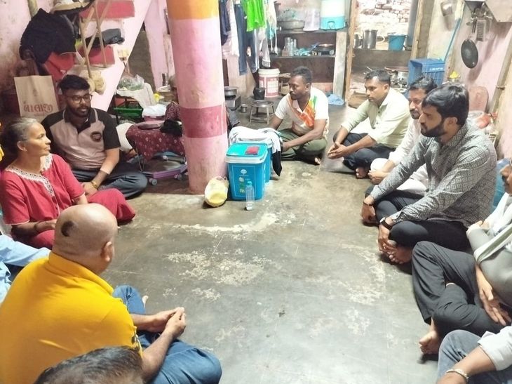 अरविंद केजरीवाल ने वलसाड बाढ़ पर BJP सरकार को घेरा:बोले- पीड़ितों को 1 करोड़ की मदद दी जाए; AAP नेता प्रभावित परिवारों से मिले