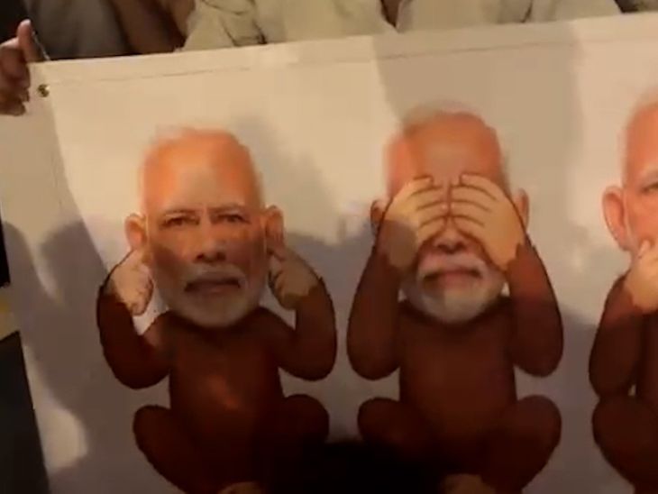 गांधी जी के 3 बंदर की जगह मोदी की फोटो:समर्थक बोला- सरकार न सुन रही, न देख रही