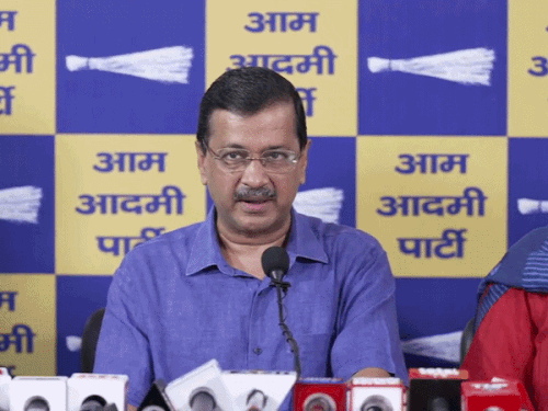 प्रर्दशन के खिलाफ अरविंद केजरीवाल की प्रेस कॉन्फ्रेंस:लाठीचार्ज पर केंद्र सरकार के खिलाफ भड़के केजरीवाल, प्रर्दशन में घायल हुए बच्चों के लिए हेल्पलाइन नंबर किया जारी