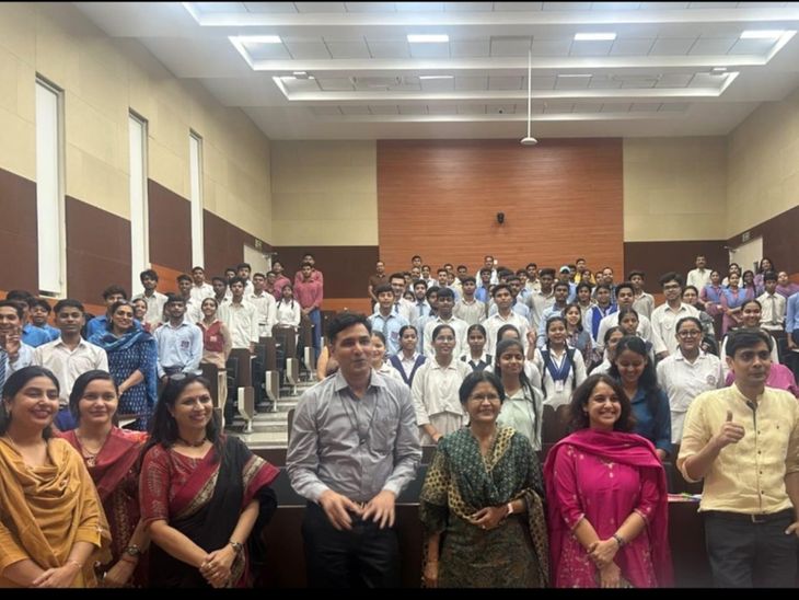 तालियों और मुस्कान के साथ खुले दिल्ली के स्कूल:समर वैकेशन के बाद बच्चों का स्वागत, प्रिंसिपल बोले-सीखने और बढ़ने का नया सफर शुरू
