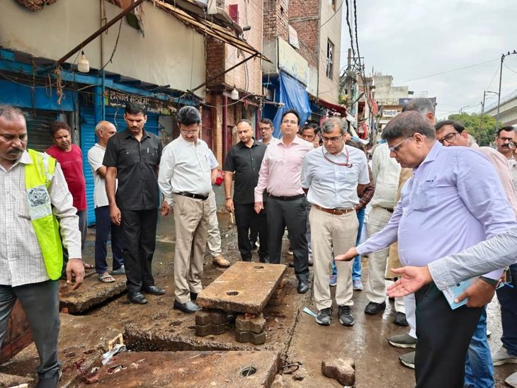 मानसून से पहले एक्शन मोड में एमसीडी:आयुक्त ने नालों और सफाई व्यवस्था का लिया जायजा, प्याज-लहसुन के छिलकें फेंकने पर सख्ती