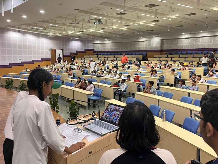 IIIT दिल्ली में बच्चों ने बदला सीखने का अंदाज:किताबों से बाहर निकली पढ़ाई, साइंस, ड्रामा और एक्टिविटी के जरिए निखरी थ्री-सीएस स्किल्स