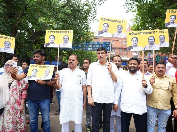 दिल्ली में AAP नेताओं ने किया मौन प्रदर्शन:सीएम का पोस्टर फूंका, 650 करोड़ के दवा घोटाले का विरोध, आरोपियों को सजा देने की मांग