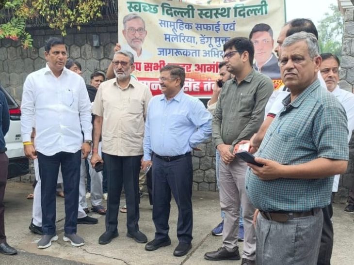 दिल्ली नगर निगम का मेगा सैनिटेशन ड्राइव:डिप्टी कमिश्नर ने खुद संभाली झाड़ू, शमी धाम मंदिर समेत सार्वजनिक स्थलों की हुई सफाई
