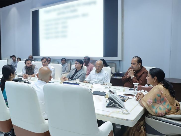 दिल्ली में 32 हजार ईवी चार्जिंग स्टेशन बनाने का लक्ष्य:सीएम रेखा गुप्ता ने की समीक्षा, बोलीं- आधुनिक चार्जिंग हब विकसित होंगे