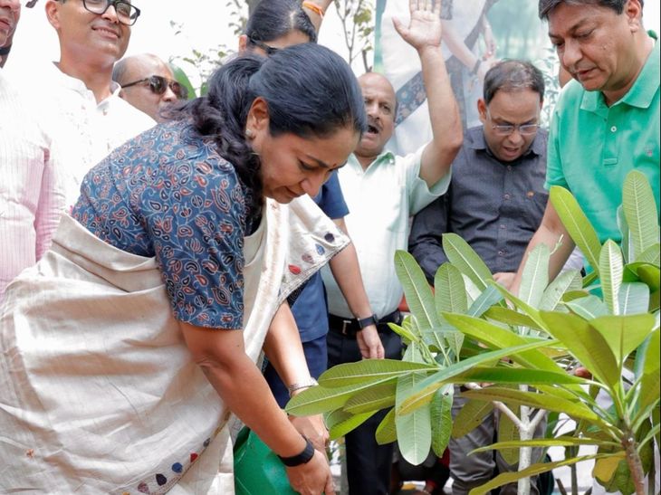 दिल्ली सरकार का लक्ष्य 70 लाख पौधे:जनभागीदारी से बनेगी हरित राजधानी, सीएम बोलीं- हर दिल्लीवासी लगाए एक पौधा