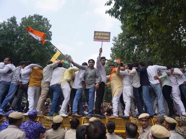 दिल्ली में भाजपा का AAP कार्यालय के बाहर प्रदर्शन:पेपर लीक मामलों पर पंजाब के शिक्षा मंत्री की बर्खास्तगी की मांग