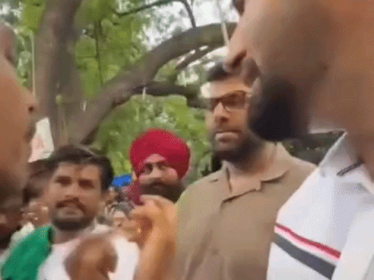 जंतर-मंतर पर दिग्विजय चौटाला का विरोध,VIDEO:युवक बोला- हरियाणा में बगावत करते तो ये हाल नहीं होता; इनसो अध्यक्ष पकड़कर दूर ले गए