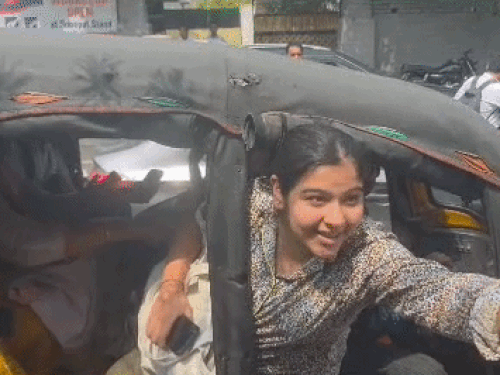 ऑटो से उतरी, BJP समर्थकों से भिड़ी:रोहतक की निहारिका बोलीं- आंटी ने जंतर-मंतर पर लाठीचार्ज सही बताया, मुझे गुस्सा आया तो सभी पीछे हटे