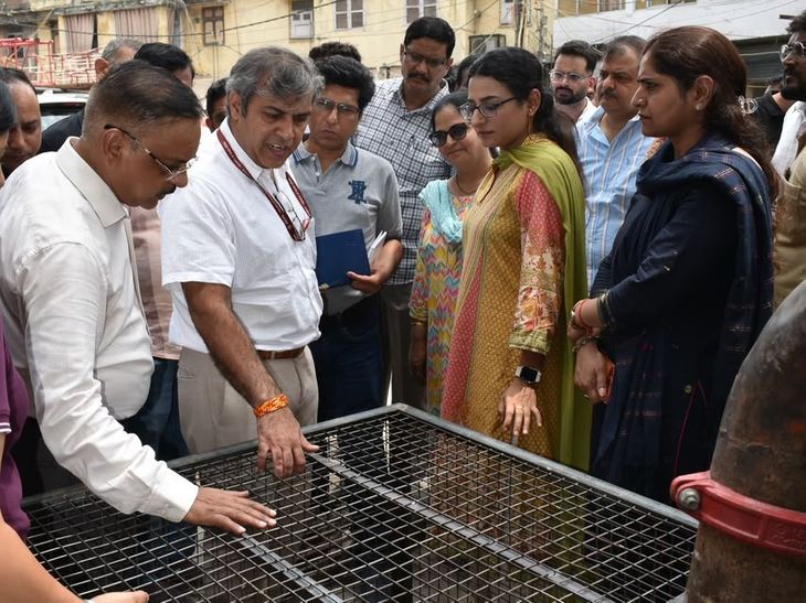 सदर बाजार में जलभराव रोकने के लिए MCD का एक्शन:मैनहोल पर ग्रिल और 24×7 निगरानी, कुतुब रोड-तेलीवाड़ा अखाड़ा क्षेत्र में सभी विभाग मिलकर करेंगे काम