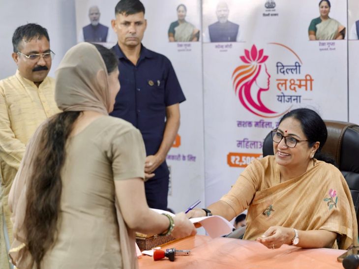 पीतमपुरा में 21 लाख से बना सामुदायिक शौचालय शुरू:सीएम रेखा गुप्ता ने किया उद्घाटन, दिल्ली लक्ष्मी योजना कैंप का भी लिया जायजा