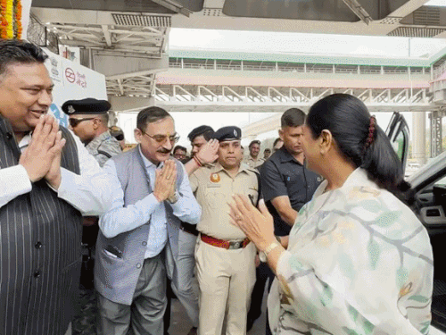 पंजाबी बाग मेट्रो स्टेशन पर अर्पण दान केंद्र का शुभारंभ:पुराने कपड़ों से बनेगी हरित और सतत दिल्ली